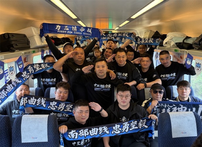 B体育-武汉三镇“球迷远征专列”缓缓驶出站台,踏上奔赴重庆客场的征途