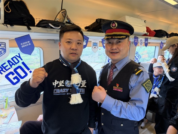 B体育-武汉三镇“球迷远征专列”缓缓驶出站台,踏上奔赴重庆客场的征途